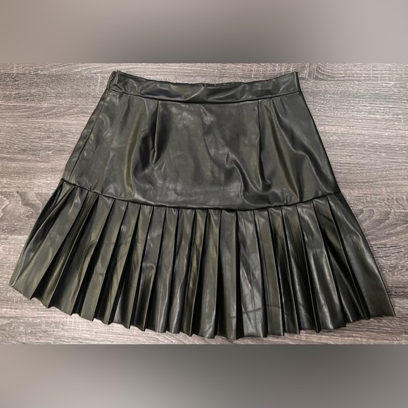 SHEIN Black Pleated Faux Leather Preppy A-Line Mini Skirt | 🆕 Size XL - Picture 4 of 9